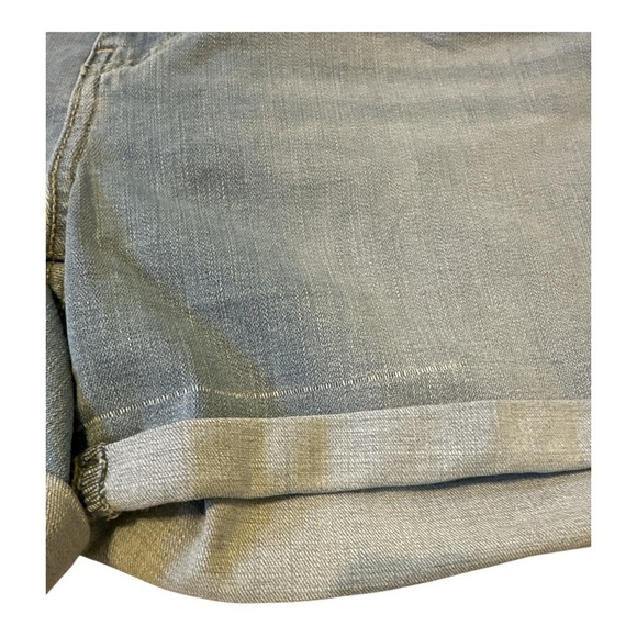 Levi's Women's Mid Length Shorts Indigo Light Wash Size 34 NWT Cuffed Flawed - Picture 2 of 8